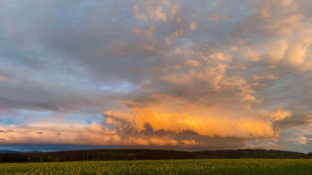 Richtungs Monatsende macht der April wieder seinem Namen alle Ehre. Im Taunus leuchtet eine Schauerwolke in goldenen Farben.
