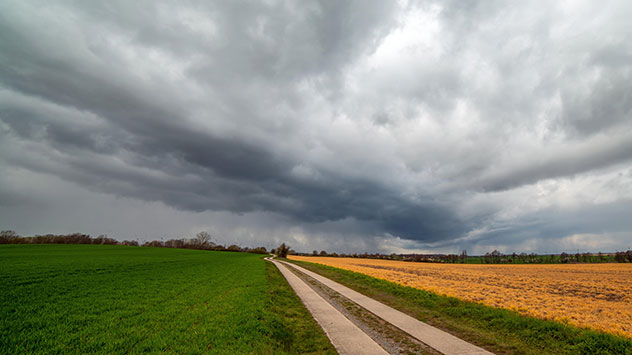 Zur Monatsmitte ziehen wieder Schauer und einzelne Gewitter durch das Land.