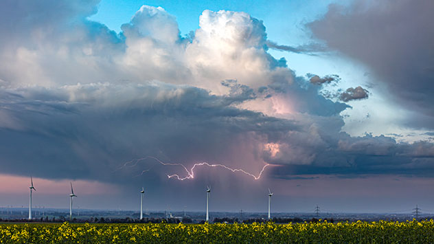 Es zucken sogar Blitze über den Himmel. Die Gewittersaison beginnt langsam.