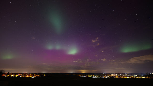 Nach einem starken Sonnensturm sind in vielen Landesteilen Polarlichter am Himmel zu sehen.