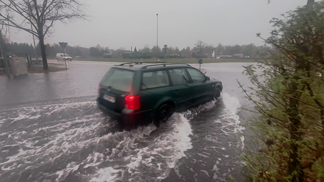 Une voiture sur une route inondée