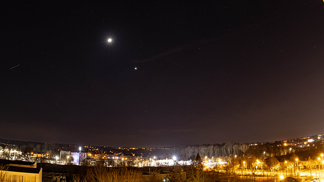 Gleichzeitig ist der Mond weitergewandert und steht Sonntagabend bereits deutlich höher über dem Horizont als die Venus.
