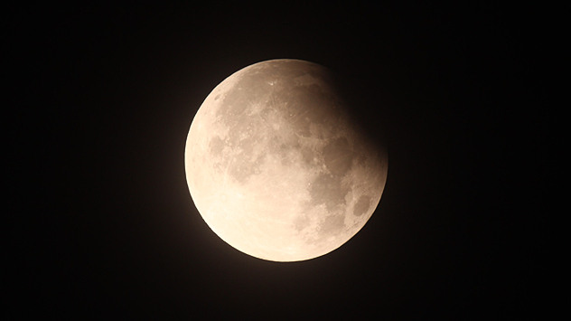 © Siegfried Spitzenberg Dagegen bemerkt man man die minimale Verdunkelung des Vollmonds im Halbschatten der Erde kaum.
