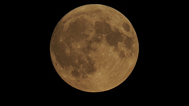 © Roland Golde Dagegen bemerkt man  man die minimale Verdunkelung des Vollmonds im Halbschatten der Erde kaum.