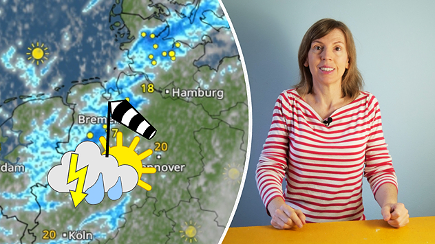 Das Bild ist eine Collage aus Wettergrafik und Moderatorin. Links ist ein Ausschnitt einer Deutschlandkarte mit WetterRadar zu sehen. Über dem Nordwesten ziehen zahlreiche Regen- und Schauergebiete hinweg. Gelbe Punkte markieren Blitze, besonders im Norden. Darüber liegt ein Symbol mit Gewitterwolke, Sonne und Windsack, das auf Gewitter und starken Wind hinweist. Im Norden werden 18 Grad, im Raum Hannover 20 Grad angezeigt. Rechts sitzt eine Frau mit rot-weiß gestreiftem Langarmshirt an einem gelben Tisch. Sie lächelt in die Kamera und scheint eine Wettermoderation zu präsentieren. Der Hintergrund ist schlicht hellblau. Eine geschwungene weiße Trennlinie verbindet die Wetterkarte mit der Moderatorin.