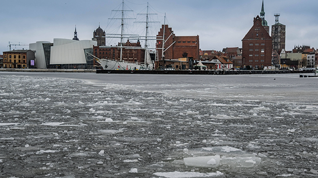 Strenge Nachtfröste treiben die Eisbildung an der Ostsee immer weiter voran, hier der Stralsunder Hafen.