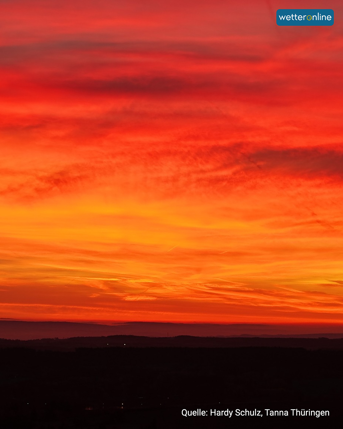 Roter und oranger Abendhimmel über der Landschaft bei Tanna in Thüringen.