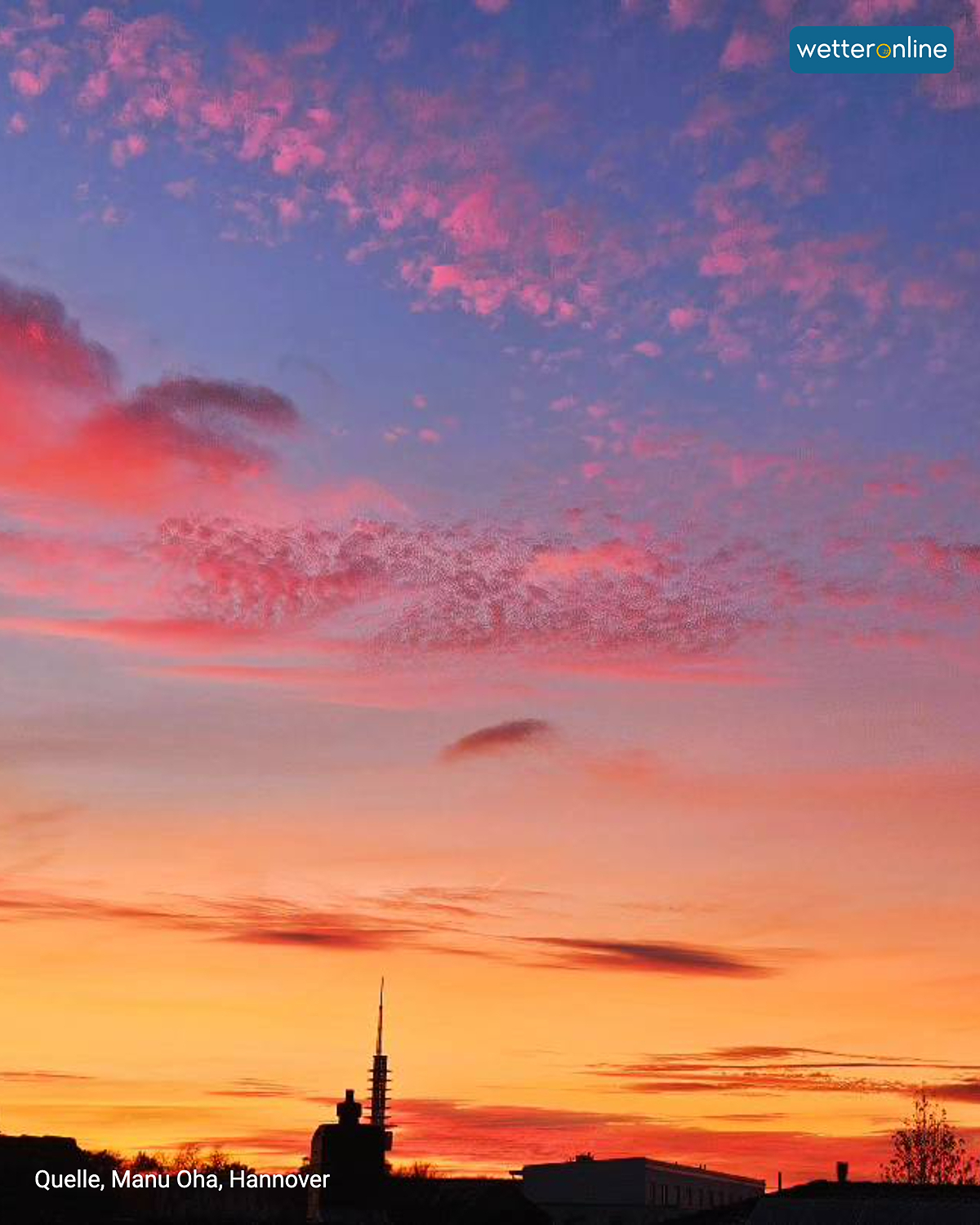 Sonnenuntergang über Hannover mit orange-lila Wolken und Stadtsilhouette.