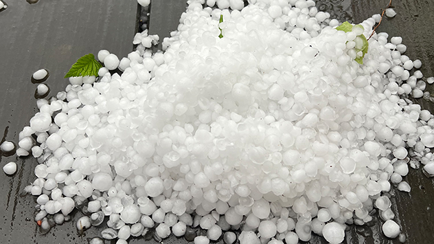 Kleiner Hagel auf Balkon