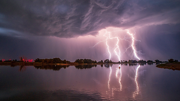 Blitzshow am Nachthimmel