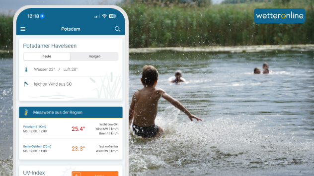 Kinder planschen in einem Badesee - In der WetterOnline-App sehen Sie die unter anderem Wassertemperaturen am nächstengelegenen Badeort. 