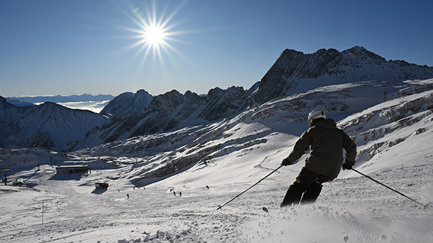 Skifahrer im Sonnenschein auf der Zugspitze
