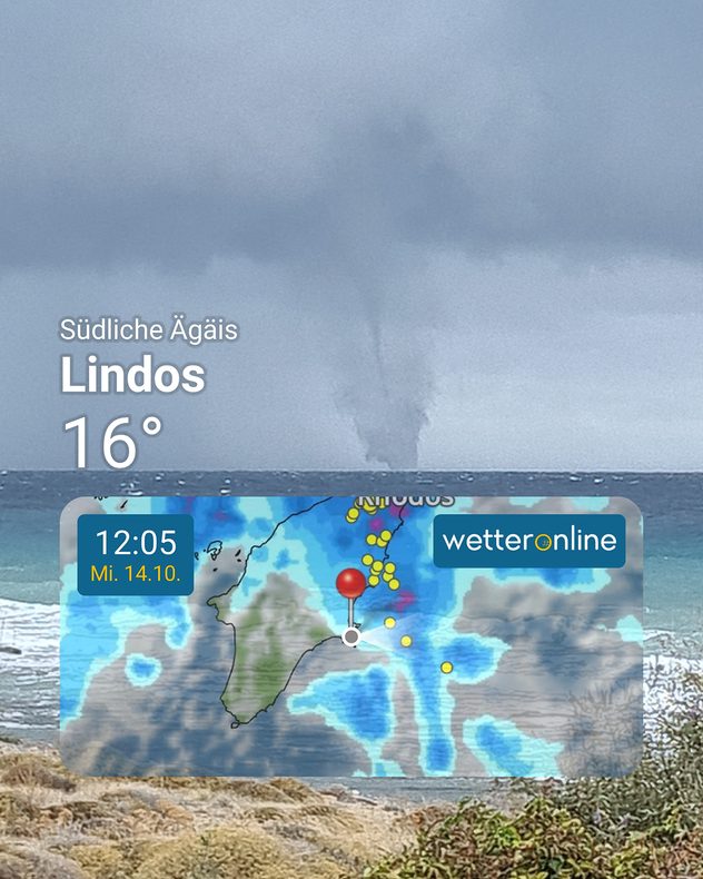 Voor de kust van Lindos op Rhodos strekt zich een waterhoos uit van donkere onweerswolken tot aan het zeeoppervlak. Op de voorgrond is de weerradar te zien met regengebieden en bliksemflitsen.