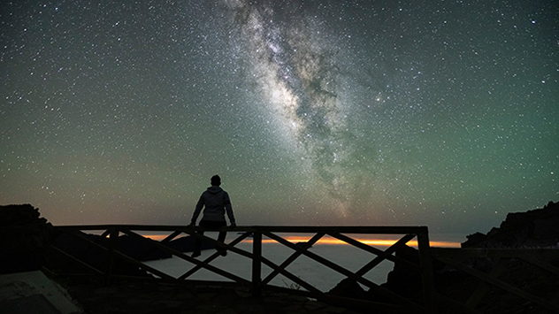 Person bestaunt die Milchstraße