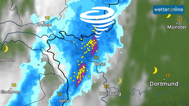 Eine Wetterkarte zeigt ein Starkregenband mit Blitzsymbolen über dem Niederrhein. Ein Tornadosymbol weist auf mögliche Wirbelsturmgefahr hin.