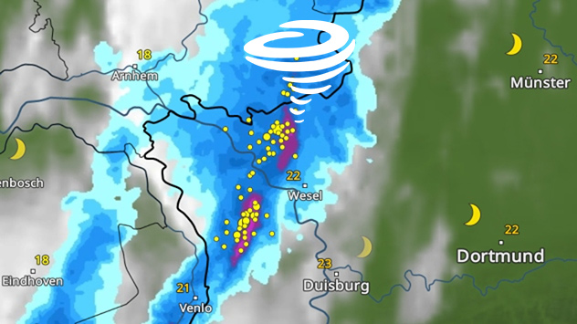 Eine Wetterkarte zeigt ein Starkregenband mit Blitzsymbolen über dem Niederrhein. Ein Tornadosymbol weist auf mögliche Wirbelsturmgefahr hin.