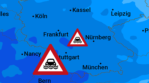 Wetterkarte mit markierter Hochwassergefahr in Süddeutschland. Große Regenmengen sind flächig blau dargestellt. Warnschilder symbolisieren mögliche Überschwemmungen.