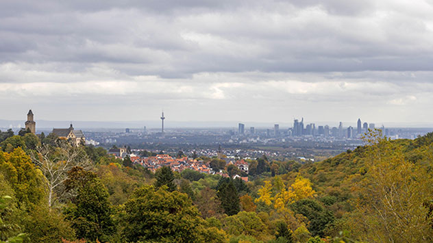 Wie hier in Frankfurt am Main war der Himmel oft wolkenverhangen.