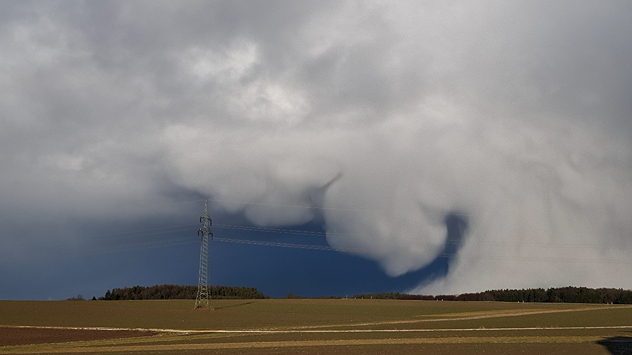 Spektakuläre Wolkenformation durch Schneeschauer in Ebersbach, Landkreis Günzburg / Bayern