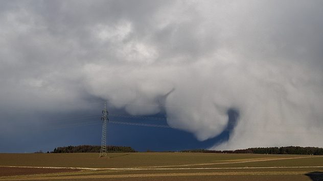 Spektakuläre Wolkenformation durch Schneeschauer in Ebersbach, Landkreis Günzburg / Bayern (c) Silke Jost via Uploader