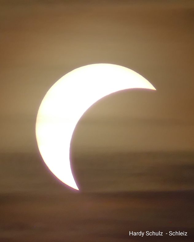 Partielle Sonnenfinsternis über Schleiz. Der Mond verdeckt einen großen Teil der hellen Sonnenscheibe.
