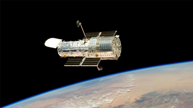 Das Weltraumteleskop Hubble im Orbit über der Erde