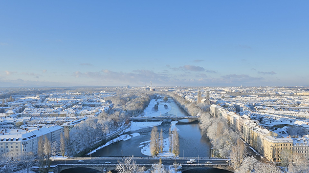 Blick vom Deutschen Museum in München über die frisch verschneite Stadt.