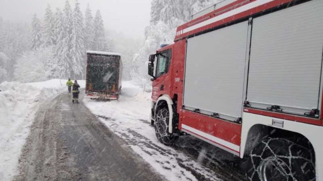 Auf schneeglatter Fahrbahnen kommt Lkw nicht weiter.