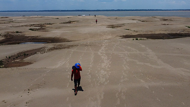 Die Strecke vom Ufer zum Fluss wird immer länger.