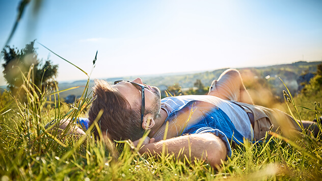 Personne qui profite du soleil de printemps