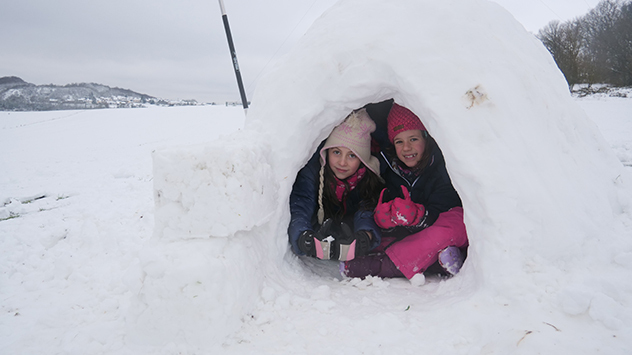 Ein Iglu bauen für Kinder. 