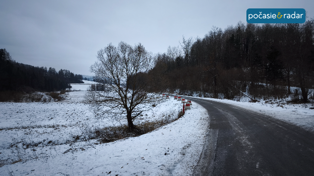 Zamračené mrazivé počasie.