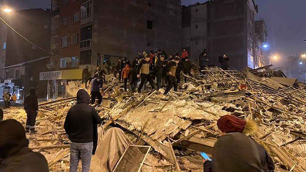 Freiwillige Helfer suchen in Malatya nach möglichen verschütteten Menschen.