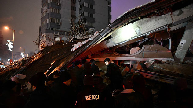 In der südostanatolischen Millionenstadt Gaziantep stürzen zahlreiche Gebäude in sich zusammen.