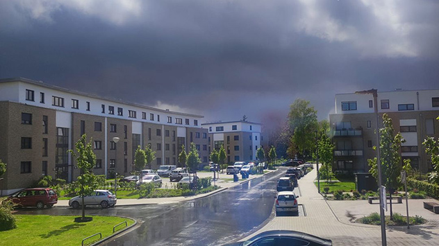 Licht und Schattenspiel nach abziehendem Schauer auf nasser Straße in Krefeld 