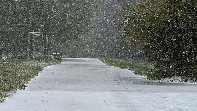 Schnee auf einer Straße 