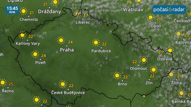 Meteoradar, screenshot, 25. 8. 15:45: Pondělí se u nás nese v duchu slunečného a během odpoledne i relativně teplého počasí.