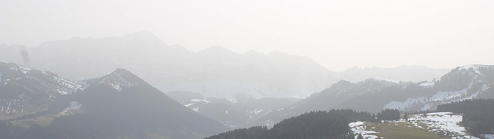 Blick auf eine Berglandschaft bei sehr diesigem Himmel (c) foto-webcam.eu