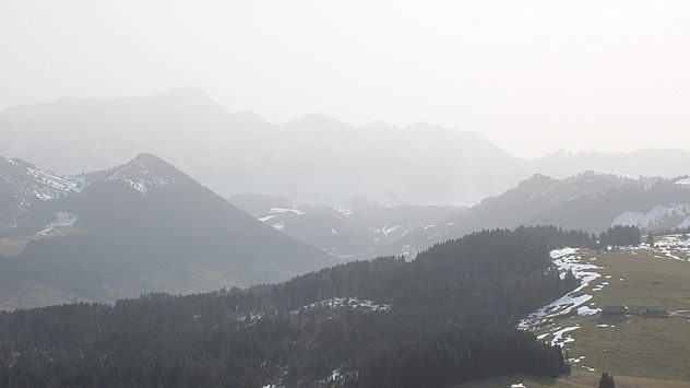 Blick auf eine Berglandschaft bei sehr diesigem Himmel (c) foto-webcam.eu