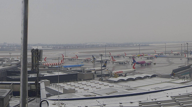 Das Webcambild zeigt den Flughafen Wien bei winterlichen Bedingungen.