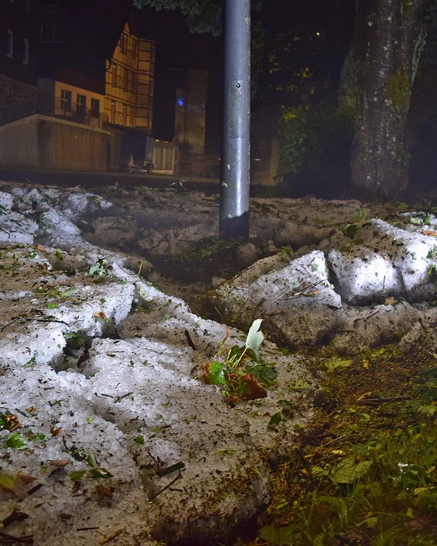 Starkregenfluten schwemmten den Hagel mancherorts mehr als hüfthoch zusammen.