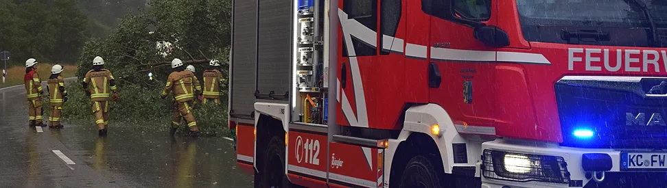 Feuerwehr und Technischen Hilfswerk waren in Franken am Dienstagabend und in der Nacht im Dauereinsatz.