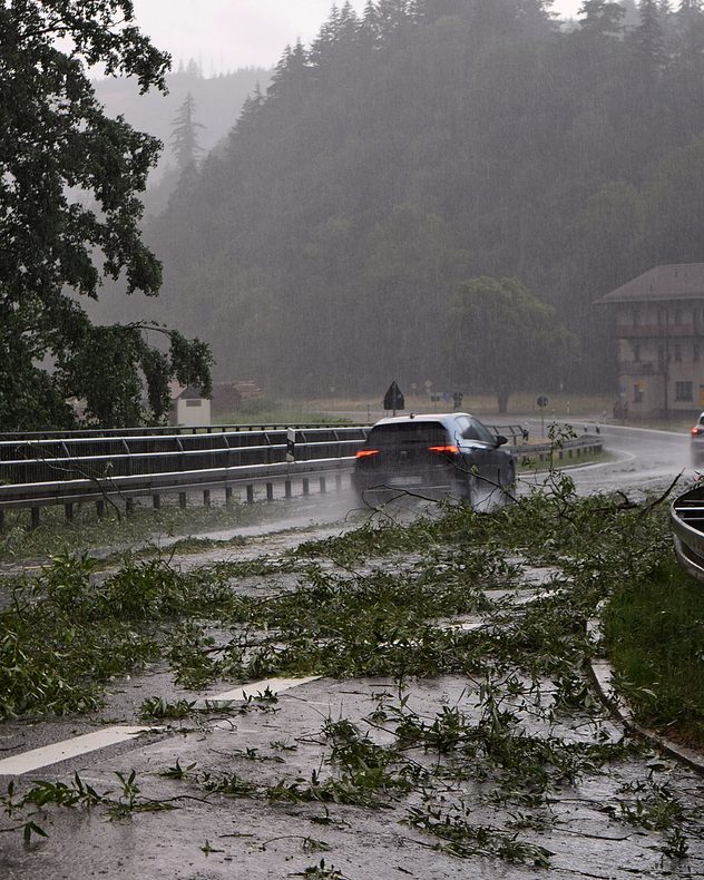 Abgerissene Äste und umgestürzte Bäume blockierten viele Straßen.