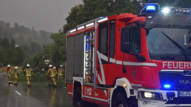 Feuerwehr und Technischen Hilfswerk waren in Franken am Dienstagabend und in der Nacht im Dauereinsatz.