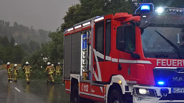 Feuerwehr und Technischen Hilfswerk waren in Franken am Dienstagabend und in der Nacht im Dauereinsatz.