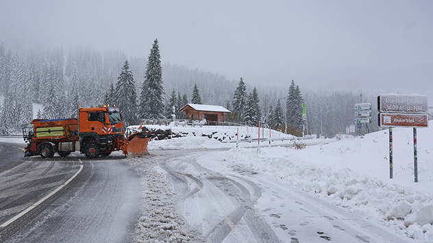 De foto toont een sneeuwruimvoertuig in actie.