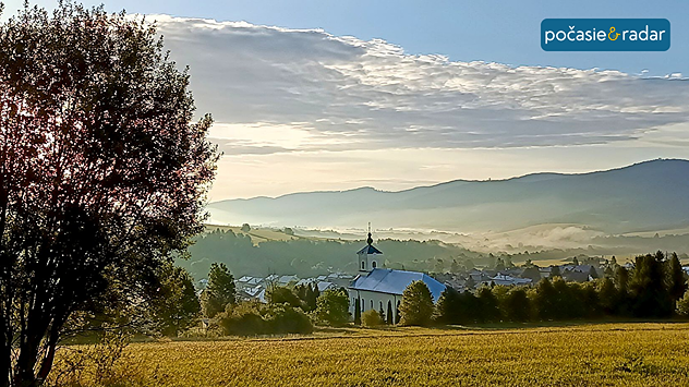 Dedina s oblakom na oblohe.