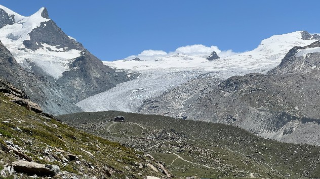 Die Gletscher sind bereits blank bis weit über 3000 Meter.