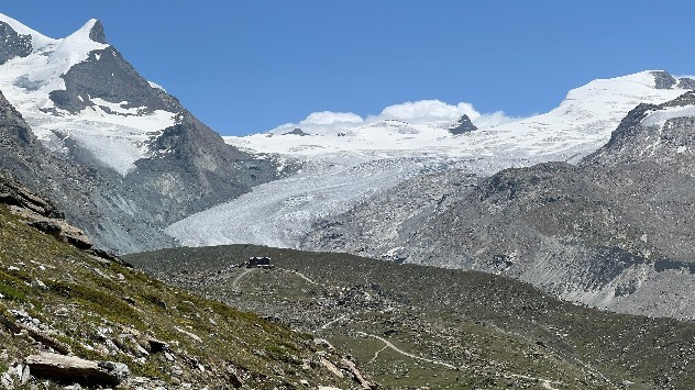 Die Gletscher sind blank bis ganz weit oben.