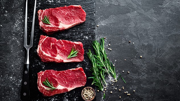 Die Fleischproduktion verschlingt enorme Ressourcen und belastet aufgrund hoher Methanemissionen das Klima.